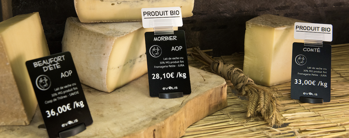 Des cartes de prix accrocheuses de la taille d'une carte de crédit à côté de savoureux produits fromagers