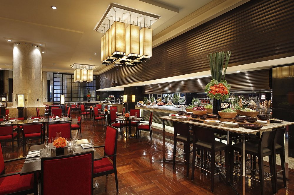 Mit Edikio Guest gedruckte, individuell gestaltete Hotelmenüs, ausgestellt im Buffetrestaurant und in der Executive Lounge des InterContinental Shanghai Pudong.