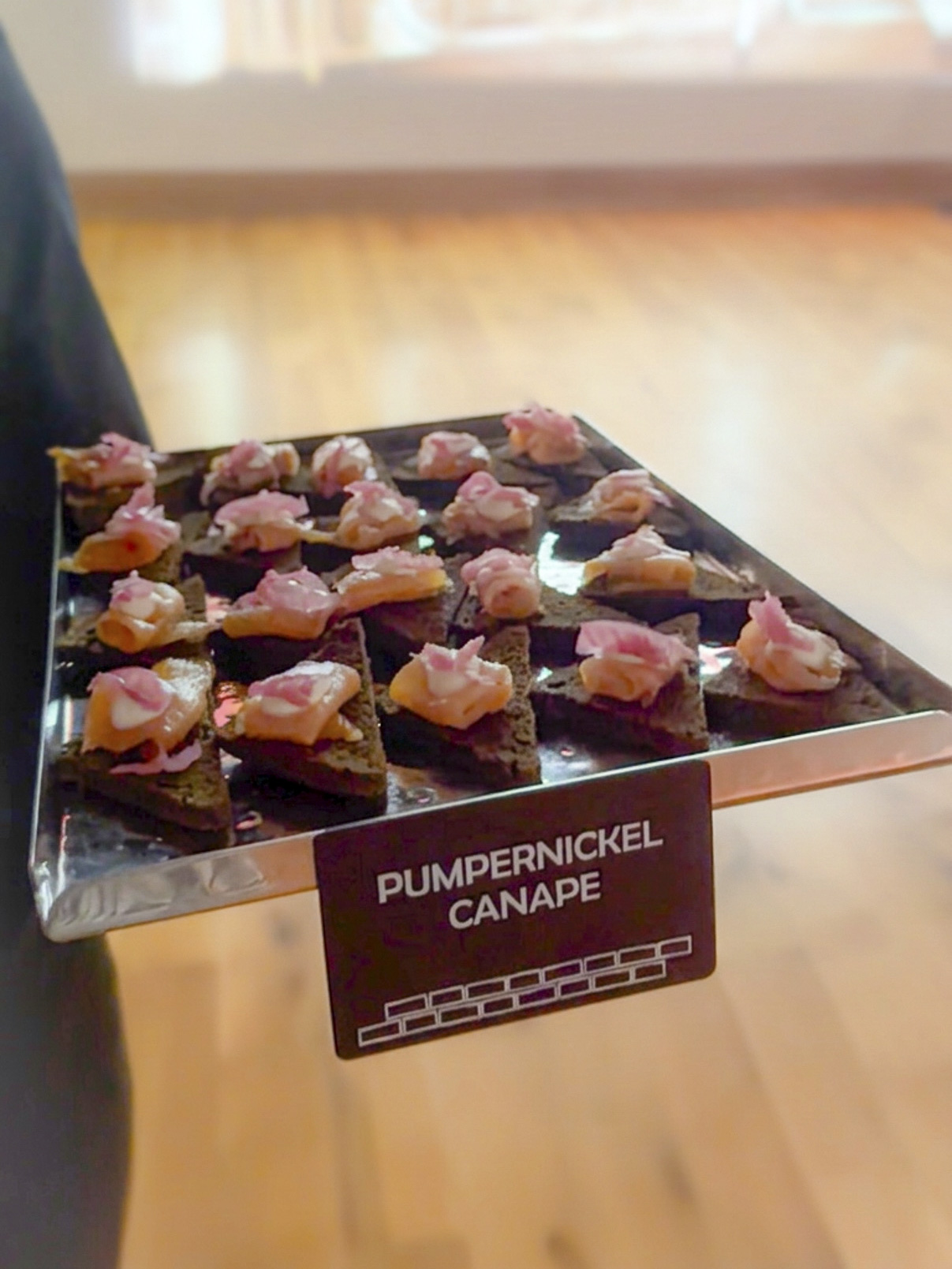 Platte mit Appetithäppchen, hervorgehoben durch ihr Etikett